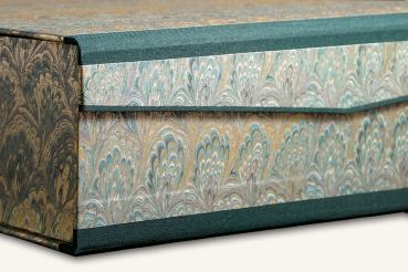 Edelbox mit marmoriertem Papier grün